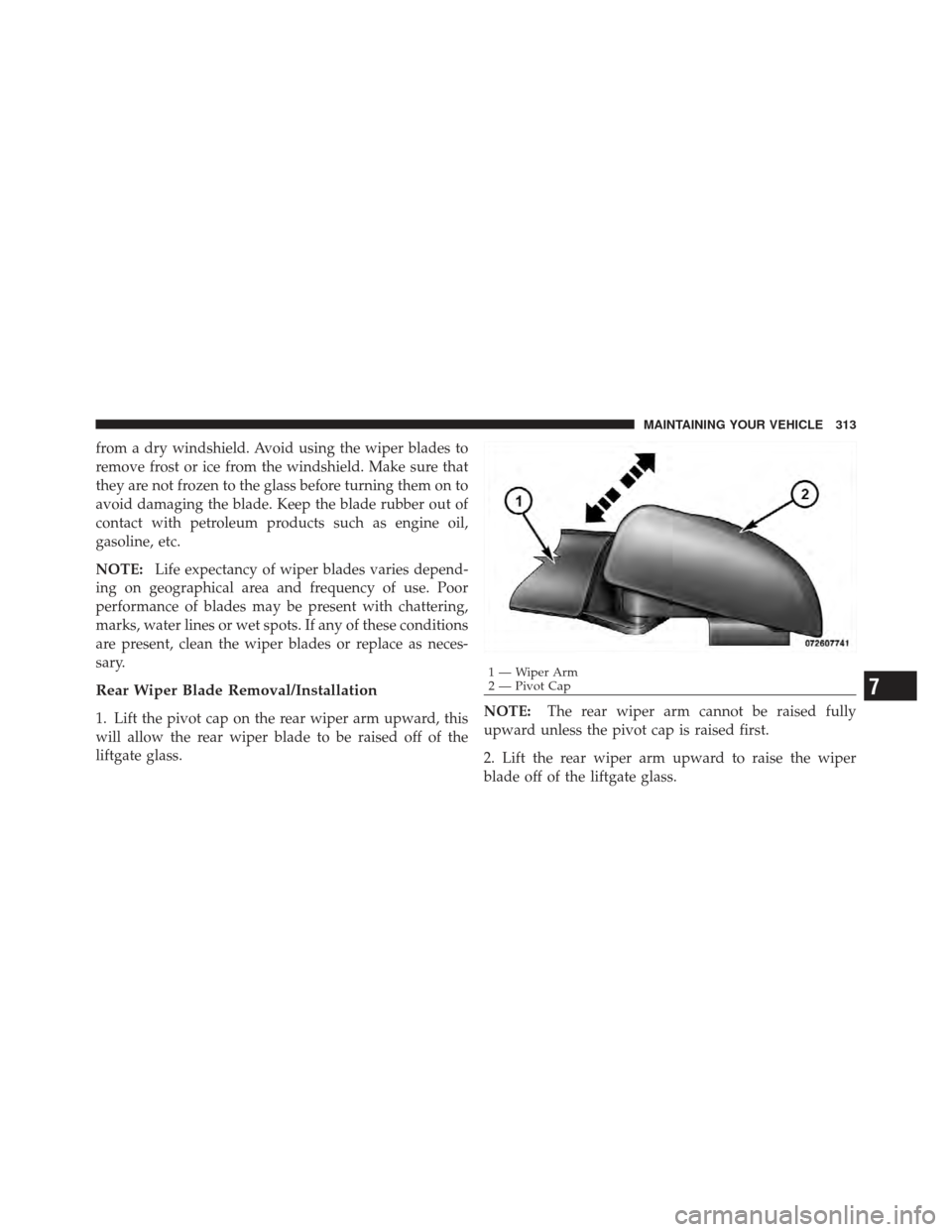 FIAT 500 GUCCI 2012 2.G Owners Manual from a dry windshield. Avoid using the wiper blades to
remove frost or ice from the windshield. Make sure that
they are not frozen to the glass before turning them on to
avoid damaging the blade. Keep