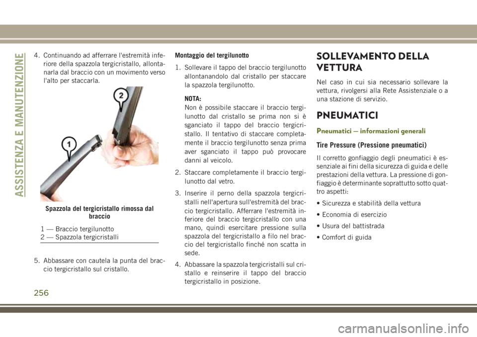 JEEP CHEROKEE 2018  Libretto Uso Manutenzione (in Italian) 4. Continuando ad afferrare l'estremità infe-
riore della spazzola tergicristallo, allonta-
narla dal braccio con un movimento verso
l'alto per staccarla.
5. Abbassare con cautela la punta de