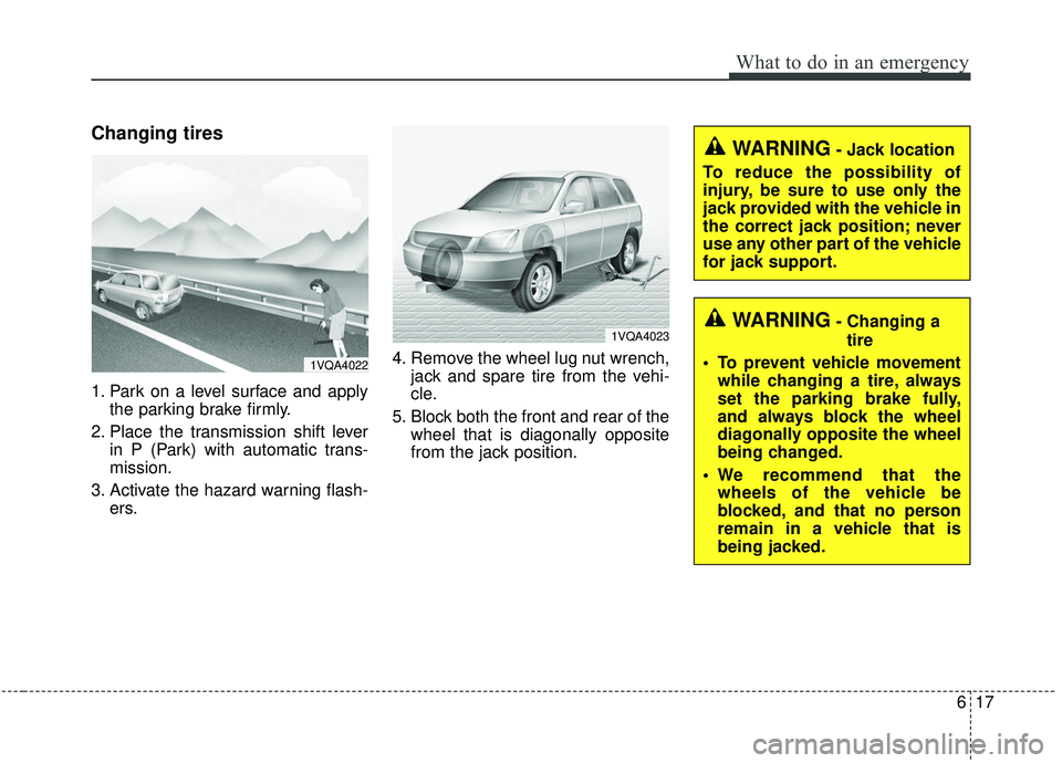 KIA SPORTAGE 2020  Owners Manual 617
What to do in an emergency
Changing tires
1. Park on a level surface and applythe parking brake firmly.
2. Place the transmission shift lever in P (Park) with automatic trans-
mission.
3. Activate