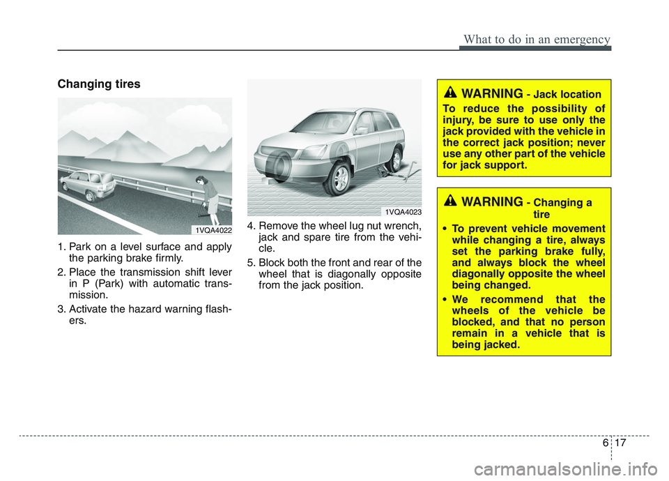 KIA SPORTAGE 2021  Owners Manual 6 17
What to do in an emergency
Changing tires
1. Park on a level surface and applythe parking brake firmly.
2. Place the transmission shift lever in P (Park) with automatic trans-
mission.
3. Activat