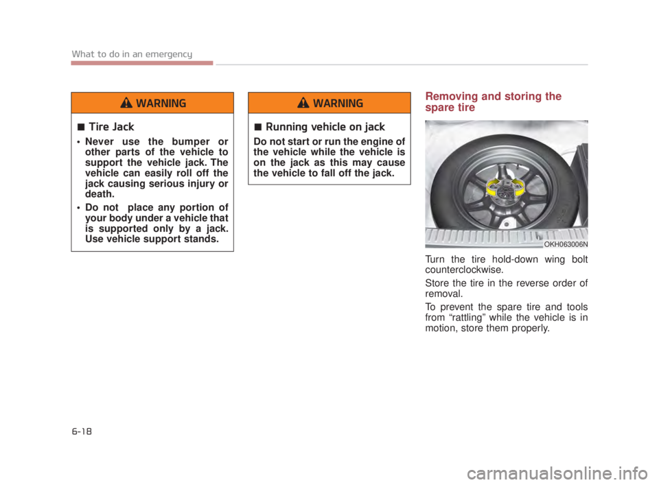 KIA K900 2018  Owners Manual Removing and storing the
spare tire  
Turn the tire hold-down wing bolt
counterclockwise.
Store the tire in the reverse order of
removal.
To prevent the spare tire and tools
from “rattling” while 
