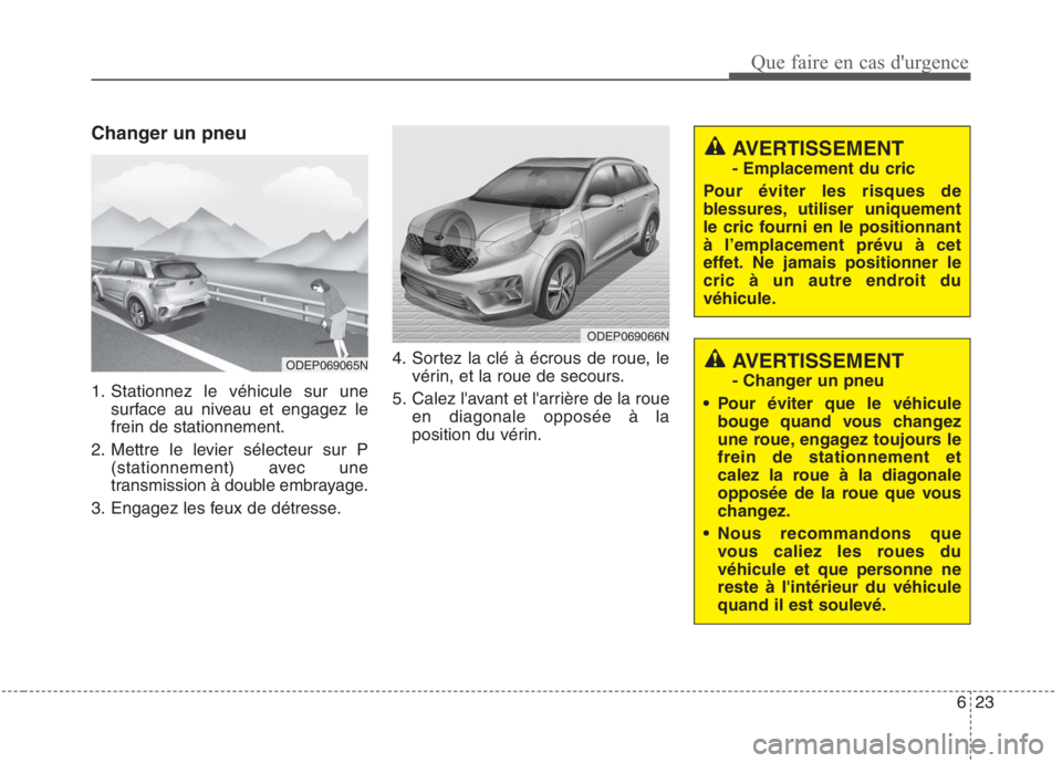 KIA NIRO 2020  Manuel du propriétaire (in French) 623
Changer un pneu 
1. Stationnez le véhicule sur une
surface au niveau et engagez le frein de stationnement.
2. Mettre le levier sélecteur sur P (stationnement) avec une
transmission à double emb