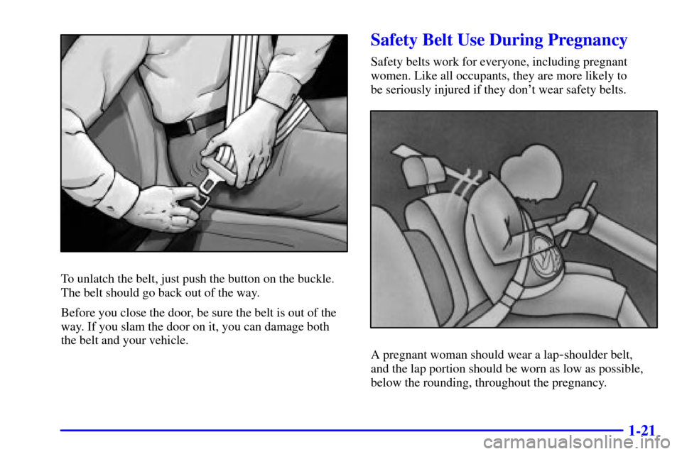 CHEVROLET TRAIL BLAZER 2002 1.G Owners Manual 1-21
To unlatch the belt, just push the button on the buckle.
The belt should go back out of the way.
Before you close the door, be sure the belt is out of the
way. If you slam the door on it, you can