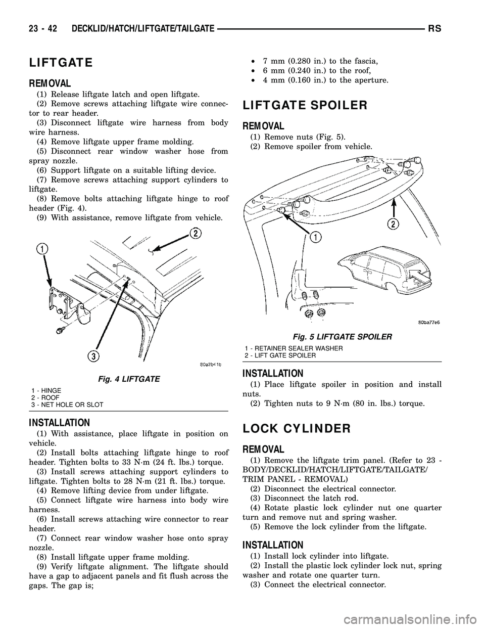 CHRYSLER VOYAGER 2004  Service Manual LIFTGATE
REMOVAL
(1) Release liftgate latch and open liftgate.
(2) Remove screws attaching liftgate wire connec-
tor to rear header.
(3) Disconnect liftgate wire harness from body
wire harness.
(4) Re