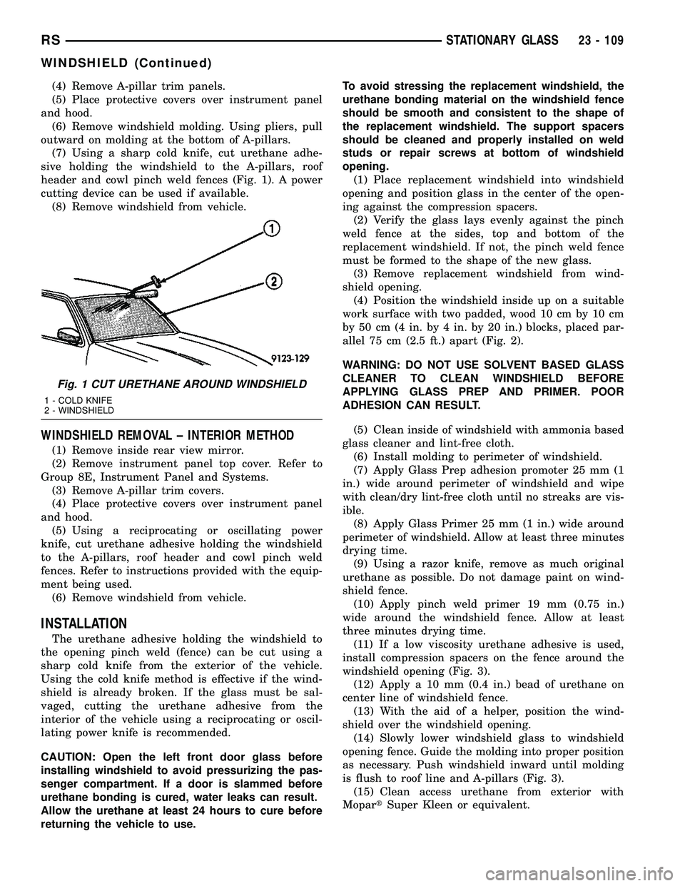 CHRYSLER VOYAGER 2004  Service Manual (4) Remove A-pillar trim panels.
(5) Place protective covers over instrument panel
and hood.
(6) Remove windshield molding. Using pliers, pull
outward on molding at the bottom of A-pillars.
(7) Using 