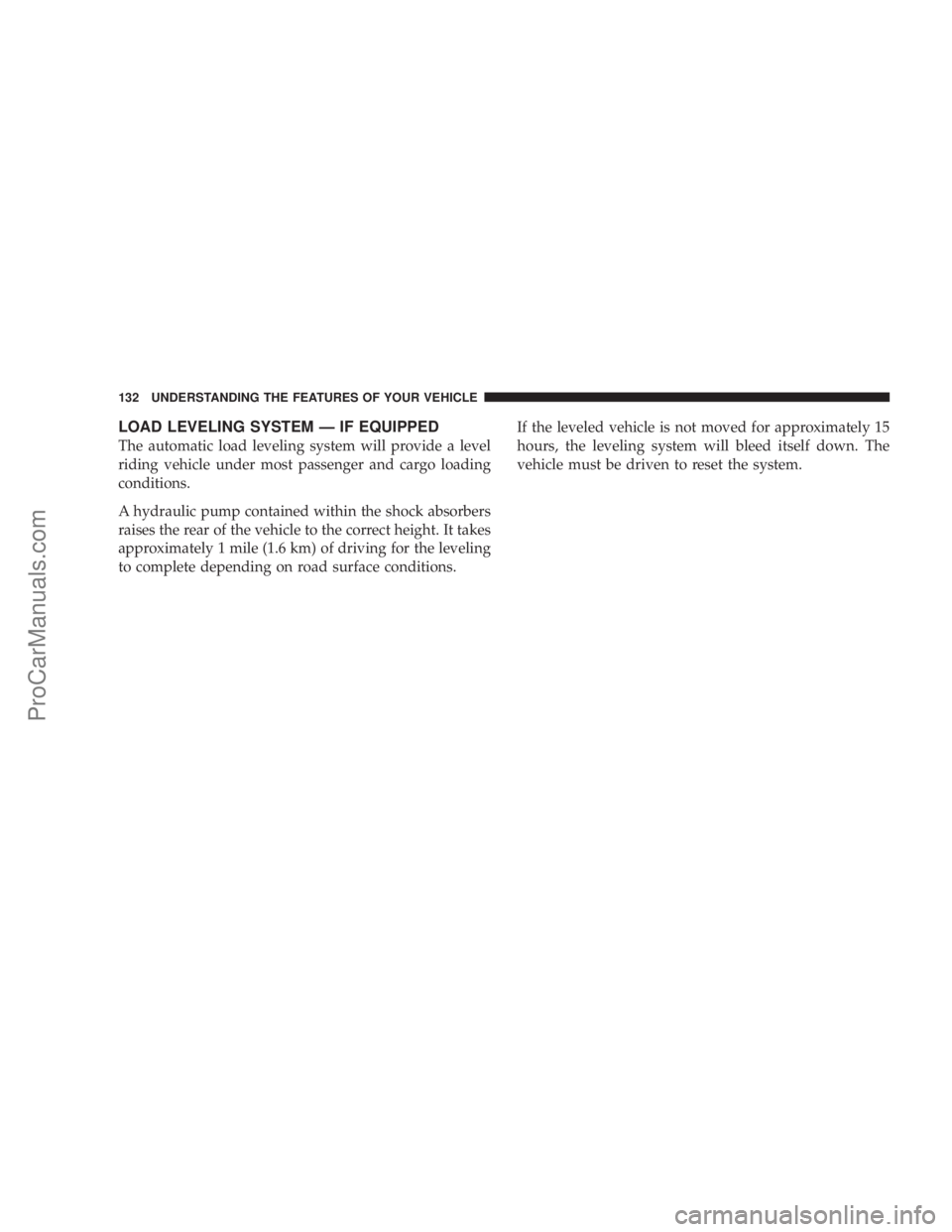 CHRYSLER 300 LX 2005  Owners Manual LOAD LEVELING SYSTEM Ð IF EQUIPPED
The automatic load leveling system will provide a level
riding vehicle under most passenger and cargo loading
conditions.
A hydraulic pump contained within the shoc