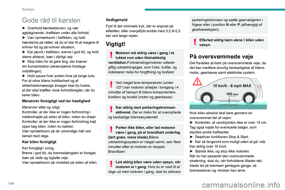 PEUGEOT EXPERT 2021  Brugsanvisning (in Danish) 134
Kørelys
Gode råd til kørslen
► Overhold færdselsloven, og vær 
agtpågivende i trafikken under alle forhold.
►
 
Vær opmærksom i trafikken, og hold 
hænderne på rattet, så du er klar