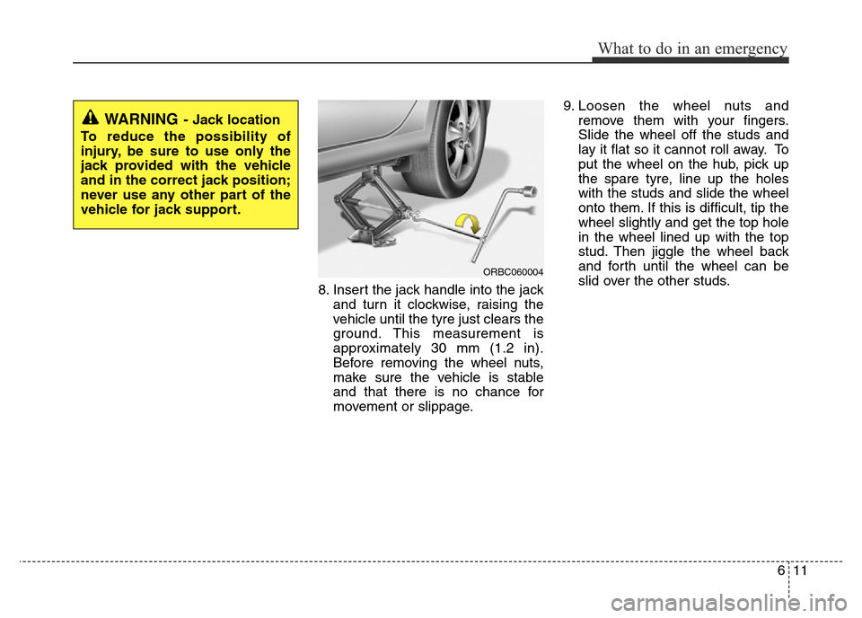 Hyundai Accent 2015  Owners Manual - RHD (UK. Australia) 611
What to do in an emergency
8. Insert the jack handle into the jack
and turn it clockwise, raising the
vehicle until the tyre just clears the
ground. This measurement is
approximately 30 mm (1.2 in