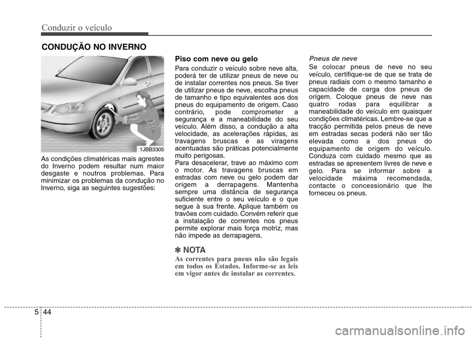 Hyundai Accent 2012  Manual do proprietário (in Portuguese) Conduzir o veículo
44
5
As condições climatéricas mais agrestes 
do Inverno podem resultar num maior
desgaste e noutros problemas. Para
minimizar os problemas da condução no
Inverno, siga as seg