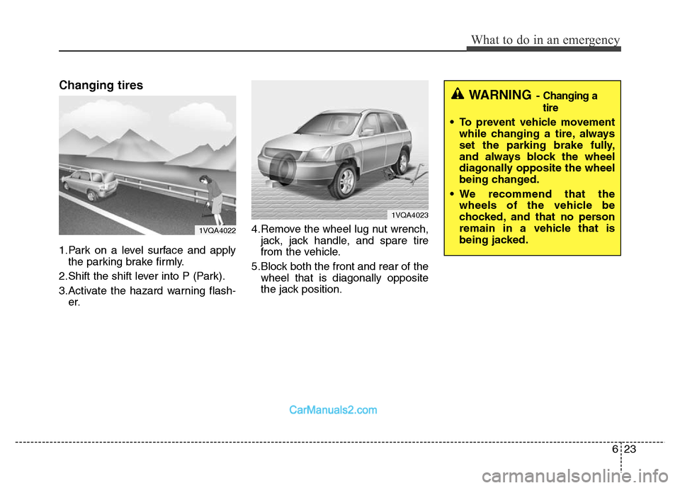 Hyundai Grand Santa Fe 2016  Owners Manual 623
What to do in an emergency
Changing tires 
1.Park on a level surface and apply
the parking brake firmly.
2.Shift the shift lever into P (Park).
3.Activate the hazard warning flash-
er.4.Remove the