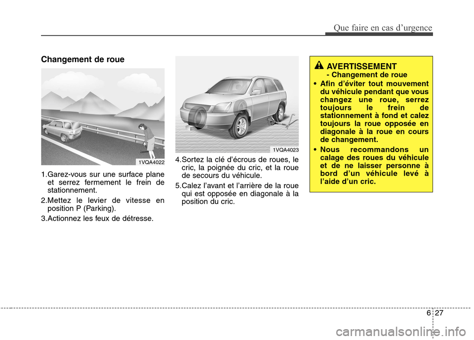 Hyundai Grand Santa Fe 2015  Manuel du propriétaire (in French) 627
Que faire en cas d’urgence
Changement de roue 
1.Garez-vous sur une surface planeet serrez fermement le frein de stationnement.
2.Mettez le levier de vitesse en position P (Parking).
3.Actionnez