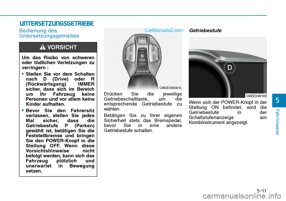 Hyundai Ioniq 2019 Betriebsanleitung (in German) 5-11
Fahrhinweise
5
Bedienung des
Untersetzungsgetriebes
Drücken Sie die jeweilige
Getriebeschalttaste, um die
entsprechende Getriebestufe zu
wählen.
Betätigen Sie zu Ihrer eigenen
Sicherheit stets Hyundai Ioniq 2019 Betriebsanleitung (in German) 5-11
Fahrhinweise
5
Bedienung des
Untersetzungsgetriebes
Drücken Sie die jeweilige
Getriebeschalttaste, um die
entsprechende Getriebestufe zu
wählen.
Betätigen Sie zu Ihrer eigenen
Sicherheit stets