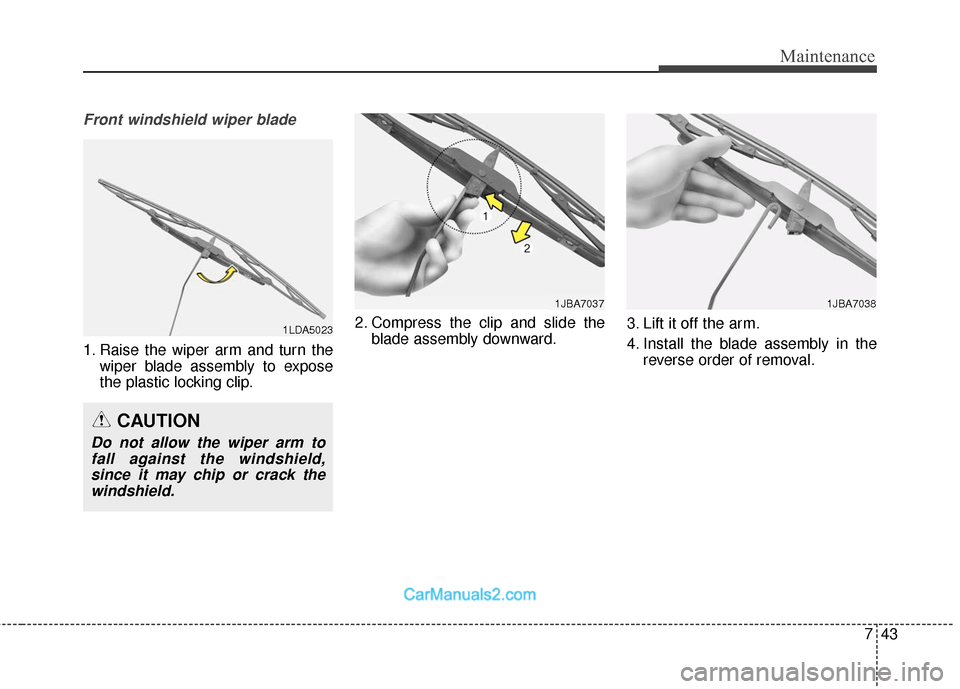 Hyundai Santa Fe 2018  Owners Manual 743
Maintenance
Front windshield wiper blade
1. Raise the wiper arm and turn thewiper blade assembly to expose
the plastic locking clip. 2. Compress the clip and slide the
blade assembly downward. 3. 