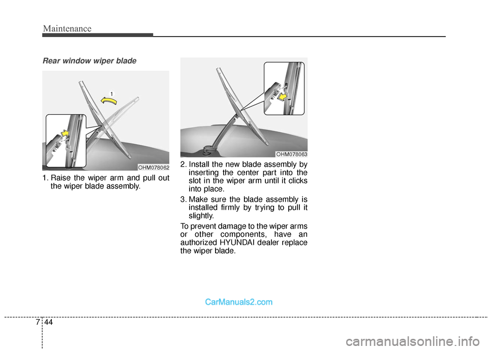 Hyundai Santa Fe 2018  Owners Manual Maintenance
44
7
Rear window wiper blade 
1. Raise the wiper arm and pull out
the wiper blade assembly. 2. Install the new blade assembly by
inserting the center part into the
slot in the wiper arm un