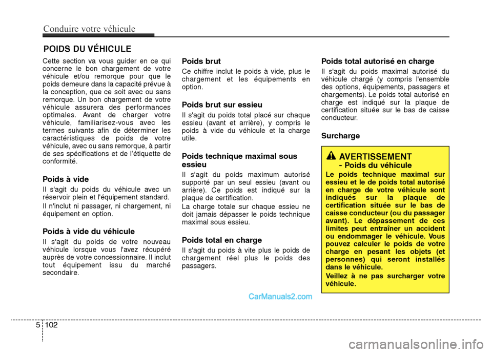 Hyundai Santa Fe 2012  Manuel du propriétaire (in French) Cette section va vous guider en ce qui
concerne le bon chargement de votre
véhicule et/ou remorque pour que le
poids demeure dans la capacité prévue à
la conception, que ce soit avec ou sans
remor