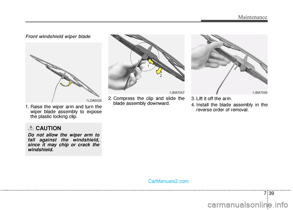 Hyundai Santa Fe Sport 2017  Owners Manual 739
Maintenance
Front windshield wiper blade
1. Raise the wiper arm and turn thewiper blade assembly to expose
the plastic locking clip. 2. Compress the clip and slide the
blade assembly downward. 3. 