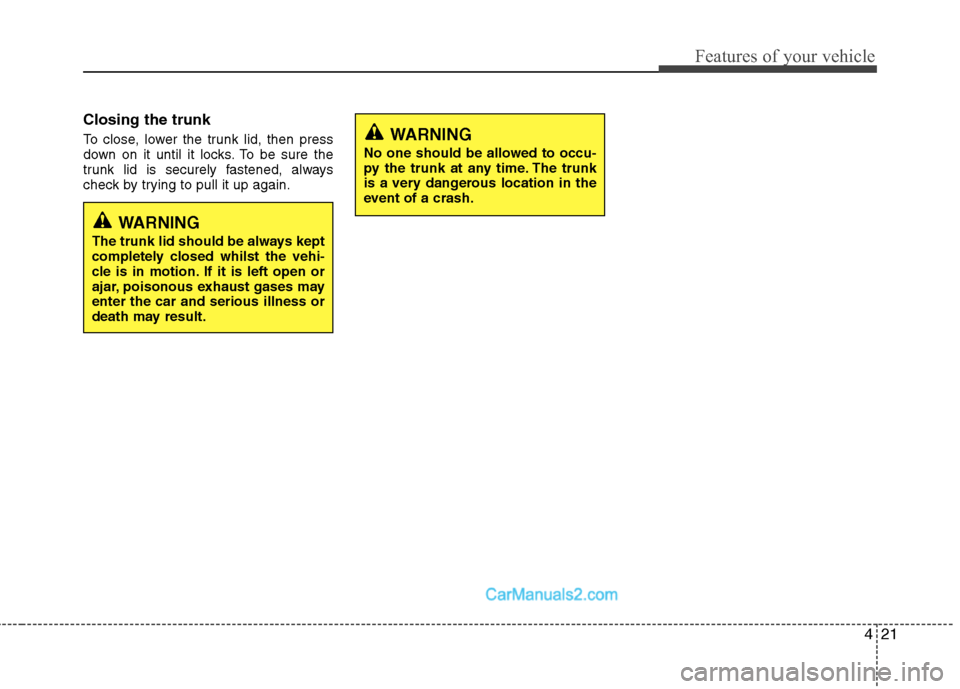 Hyundai Sonata 2012  Owners Manual - RHD (UK, Australia) 421
Features of your vehicle
Closing the trunk 
To close, lower the trunk lid, then press 
down on it until it locks. To be sure the
trunk lid is securely fastened, always
check by trying to pull it u