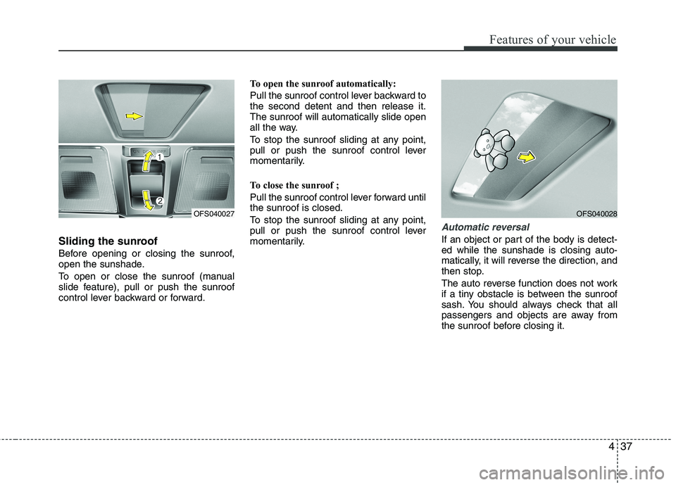 HYUNDAI VELOSTER 2012  Owners Manual 437
Features of your vehicle
Sliding the sunroof 
Before opening or closing the sunroof,
open the sunshade.
To open or close the sunroof (manual
slide feature), pull or push the sunroof
control lever 