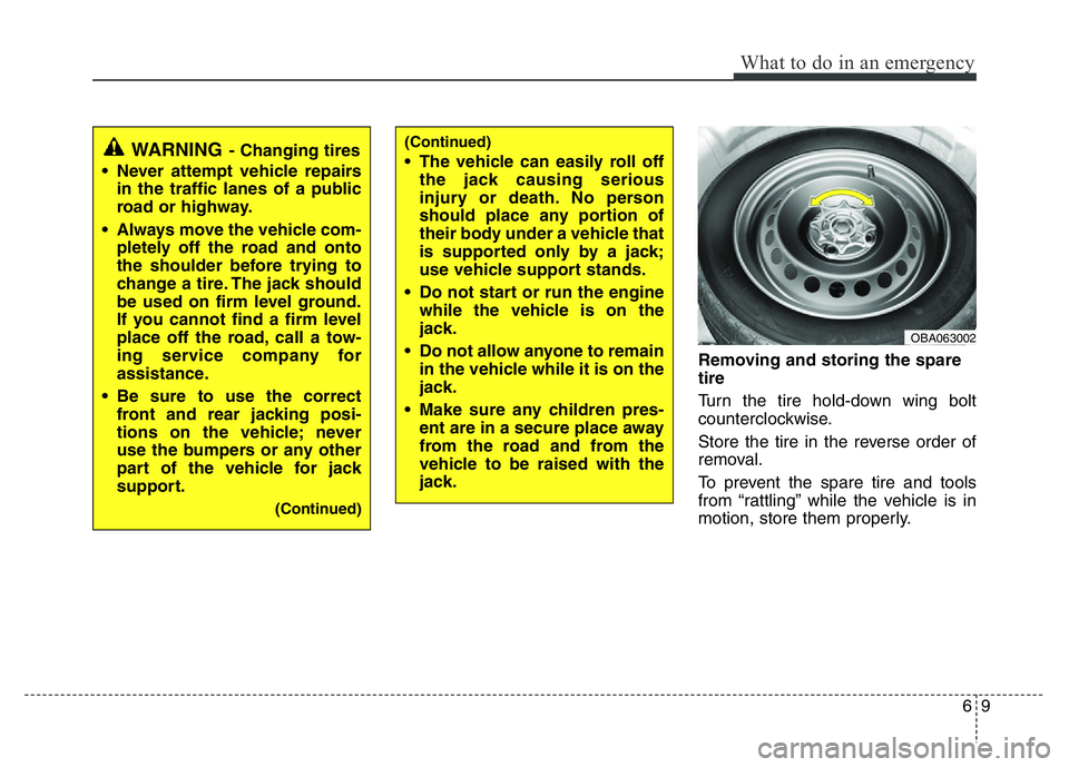 HYUNDAI I10 2013  Owners Manual 69
What to do in an emergency
Removing and storing the spare
tire  
Turn the tire hold-down wing bolt
counterclockwise.
Store the tire in the reverse order of
removal.
To prevent the spare tire and to