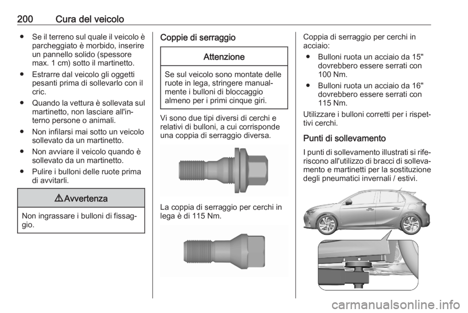 OPEL CORSA F 2020  Manuale di uso e manutenzione (in Italian) 200Cura del veicolo●Se il terreno sul quale il veicolo è
parcheggiato è morbido, inserire
un pannello solido (spessore
max. 1 cm) sotto il martinetto.
● Estrarre dal veicolo gli oggetti pesanti 
