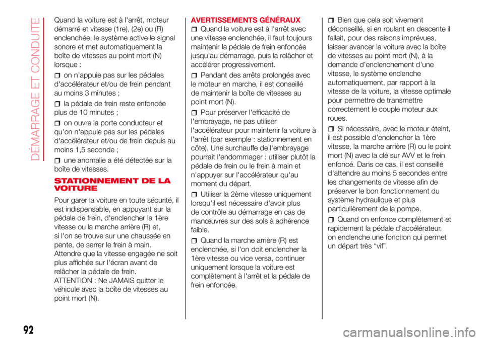 Abarth 500 2017  Notice dentretien (in French) Quand la voiture est à l'arrêt, moteur
démarré et vitesse (1re), (2e) ou (R)
enclenchée, le système active le signal
sonore et met automatiquement la
boîte de vitesses au point mort (N)
lor