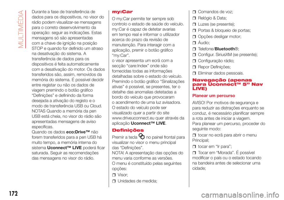 Abarth 500 2018  Manual de Uso e Manutenção (in Portuguese) Durante a fase de transferência de
dados para os dispositivos, no visor do
rádio podem visualizar-se mensagens
para o correto desenvolvimento da
operação: seguir as indicações. Estas
mensagens s