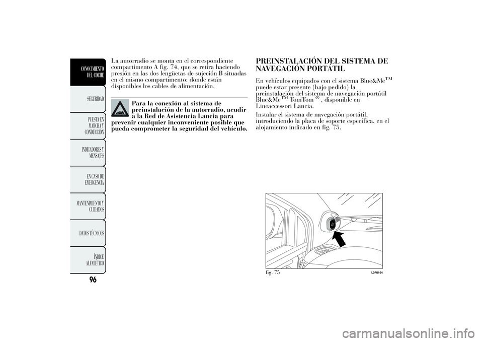 Lancia Ypsilon 2011  Manual de Empleo y Cuidado (in Spanish) La autorradio se monta en el correspondiente
compartimento A fig. 74, que se retira haciendo
presión en las dos lengüetas de sujeción B situadas
en el mismo compartimento: donde están
disponibles 