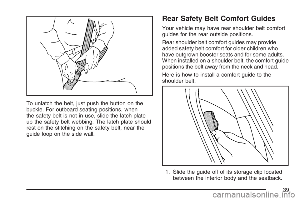 GMC CANYON 2007  Owners Manual To unlatch the belt, just push the button on the
buckle. For outboard seating positions, when
the safety belt is not in use, slide the latch plate
up the safety belt webbing. The latch plate should
re
