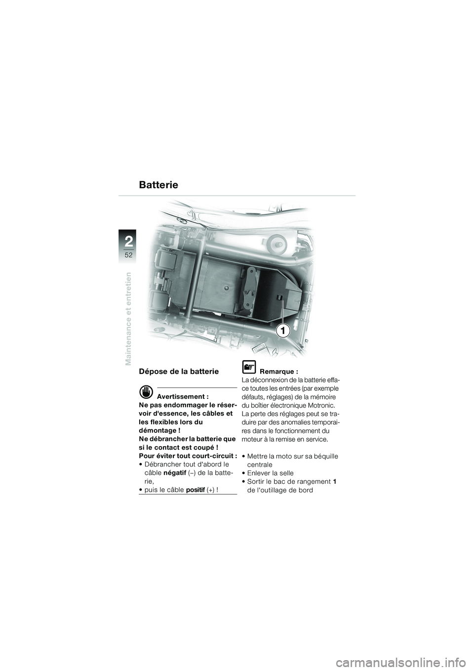 BMW MOTORRAD K 1200 RS 2004  Livret de bord (in French) 52
Maintenance et entretien
2
1
Dépose de la batterie
d Avertissement :
Ne pas endommager le réser-
voir dessence, les câbles et 
les flexibles lors du 
démontage !
Ne débrancher la batterie que
