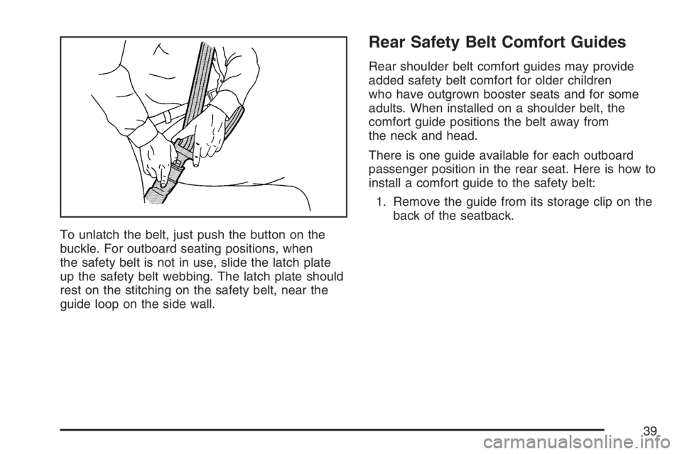 PONTIAC TORRENT 2007  Owners Manual To unlatch the belt, just push the button on the
buckle. For outboard seating positions, when
the safety belt is not in use, slide the latch plate
up the safety belt webbing. The latch plate should
re